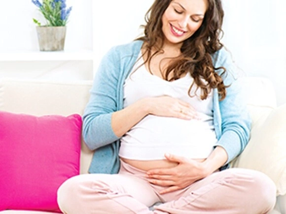 Imagen de una madre soltera cariñosamente tocando su barriga durante el embarazo